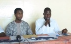 Ibni Oumar Mahamat Saleh (gauche) lors de la conférence de Presse ainsi que le speaker.