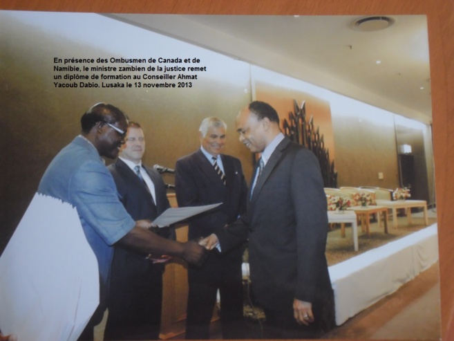 Zambie : Le Ministre de la justice remet une attestation à Ahmat Yacoub Dabio Zambie : Le Ministre de la justice remet une attestation à Ahmat Yacoub Dabio