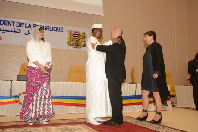 L'accolade d'Idriss Déby et de Jean-Yves Le Drian, lors de l'investiture à N'Djamena. Alwihda Info/M.R.