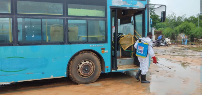 Tchad : désinfection systématique des bus étudiants contre la Covid-19 Tchad : désinfection systématique des bus étudiants contre la Covid-19