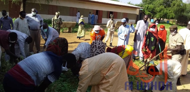 Tchad : à Ati, le préfet Fatimé Boukar prend les devants pour les actions citoyennes. © Hassan Djidda Hassan/Alwihda Info Tchad : à Ati, le préfet Fatimé Boukar prend les devants pour les actions citoyennes. © Hassan Djidda Hassan/Alwihda Info