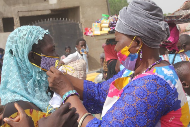 Une opération de distribution de masque dans un marché de N'Djamena au Tchad. Illustration © Ben Kadabio/Alwihda Info