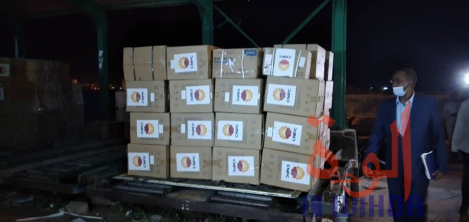 Covid-19 : Le Tchad réceptionne un don de la CNPC à l'aéroport de N'Djamena. © Malick Mahamat/Alwihda Info Covid-19 : Le Tchad réceptionne un don de la CNPC à l'aéroport de N'Djamena. © Malick Mahamat/Alwihda Info