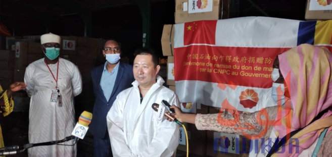 Covid-19 : Le Tchad réceptionne un don de la CNPC à l'aéroport de N'Djamena. © Malick Mahamat/Alwihda Info Covid-19 : Le Tchad réceptionne un don de la CNPC à l'aéroport de N'Djamena. © Malick Mahamat/Alwihda Info