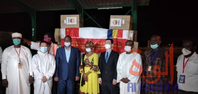 Covid-19 : Le Tchad réceptionne un don de la CNPC à l'aéroport de N'Djamena. © Malick Mahamat/Alwihda Info Covid-19 : Le Tchad réceptionne un don de la CNPC à l'aéroport de N'Djamena. © Malick Mahamat/Alwihda Info