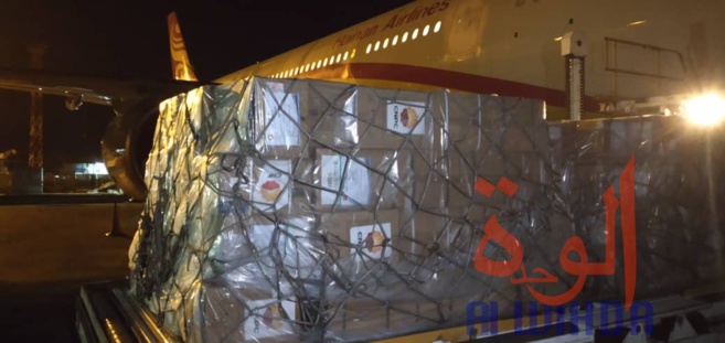 Covid-19 : Le Tchad réceptionne un don de la CNPC à l'aéroport de N'Djamena. © Malick Mahamat/Alwihda Info Covid-19 : Le Tchad réceptionne un don de la CNPC à l'aéroport de N'Djamena. © Malick Mahamat/Alwihda Info