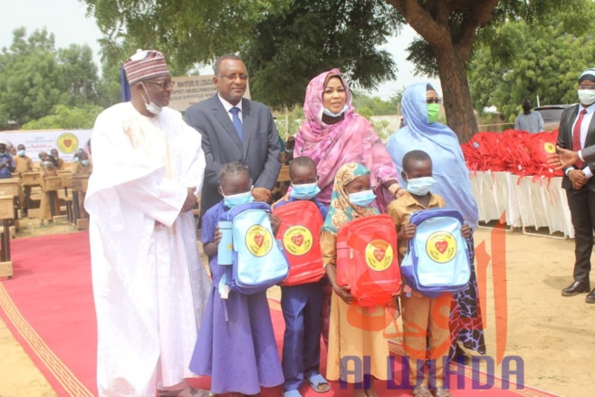 Tchad : la Fondation Grand Coeur remet 23.000 tables-bancs et 37.000 kits scolaires pour la rentrée. © Ben Kadabio/Alwihda Info