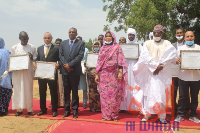 Tchad : la Fondation Grand Coeur remet 23.000 tables-bancs et 37.000 kits scolaires pour la rentrée. © Ben Kadabio/Alwihda Info