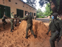 Tchad : ​la Police nationale lance une opération citoyenne de salubrité dans une école. © Djimet Wiche/Alwihda Info