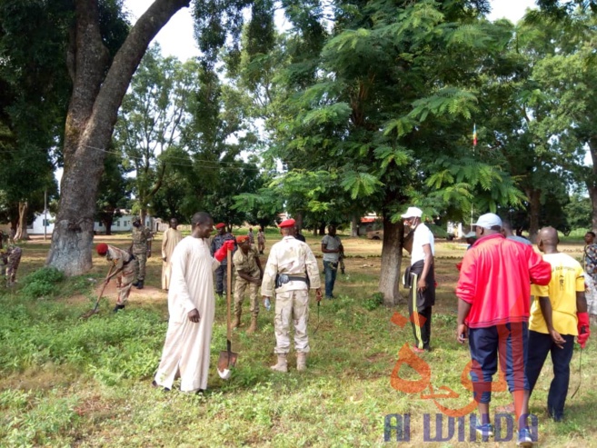 Tchad : à Moundou, la jeunesse et l'armée main dans la main pour la salubrité. © Golmem Ali/Alwihda Info