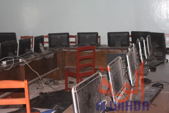 Tchad : des jeunes volontaires nettoient l'université virtuelle pour faciliter la reprise. © Ben Kadabio/Alwihda Info Tchad : des jeunes volontaires nettoient l'université virtuelle pour faciliter la reprise. © Ben Kadabio/Alwihda Info