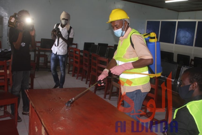 Tchad : des jeunes volontaires nettoient l'université virtuelle pour faciliter la reprise. © Ben Kadabio/Alwihda Info