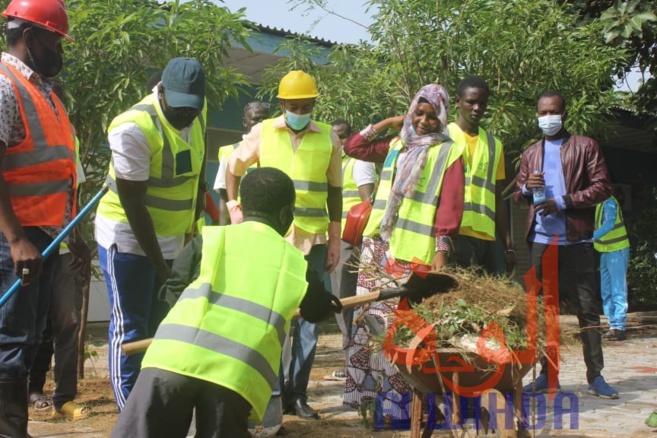 Tchad : des jeunes volontaires nettoient l'université virtuelle pour faciliter la reprise. © Ben Kadabio/Alwihda Info Tchad : des jeunes volontaires nettoient l'université virtuelle pour faciliter la reprise. © Ben Kadabio/Alwihda Info