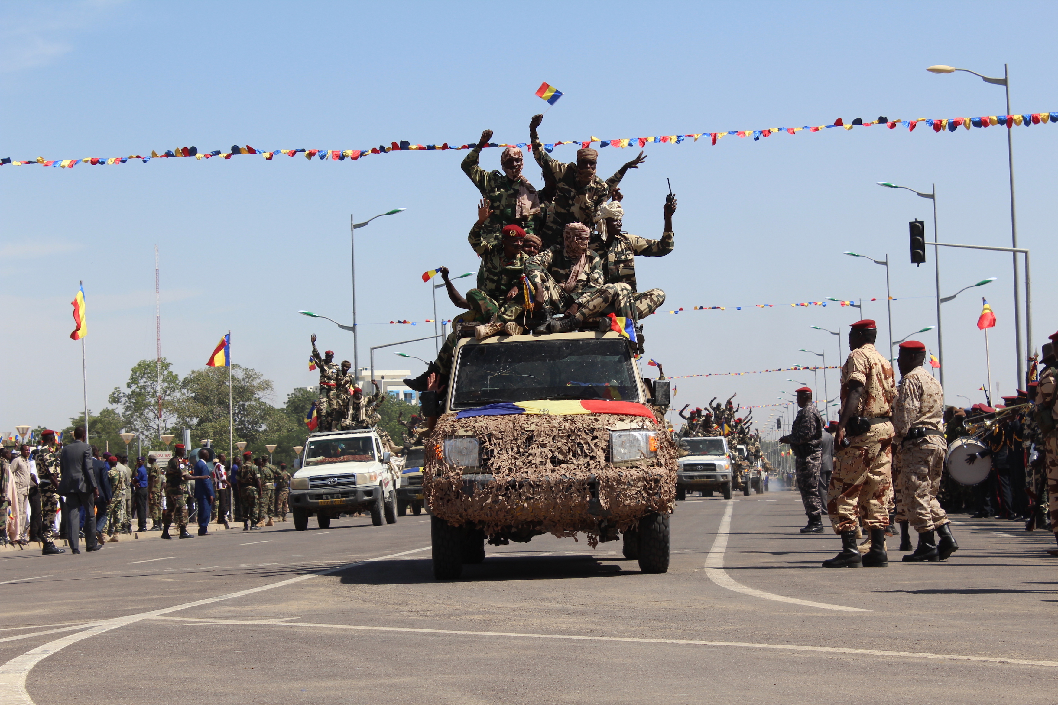 Un convoi de l'armée tchadienne revenant du Nigeria, défile à la Place de la Nation. Alwihda Info/D.W.