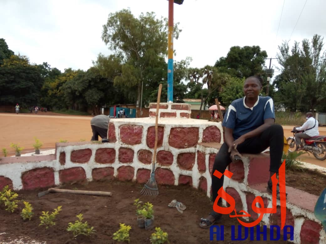 Tchad : fleuriste et mère, Denemadji Koulamadji prend en charge sa famille avec son métier. © Golmem Ali/Alwihda Info Tchad : fleuriste et mère, Denemadji Koulamadji prend en charge sa famille avec son métier. © Golmem Ali/Alwihda Info