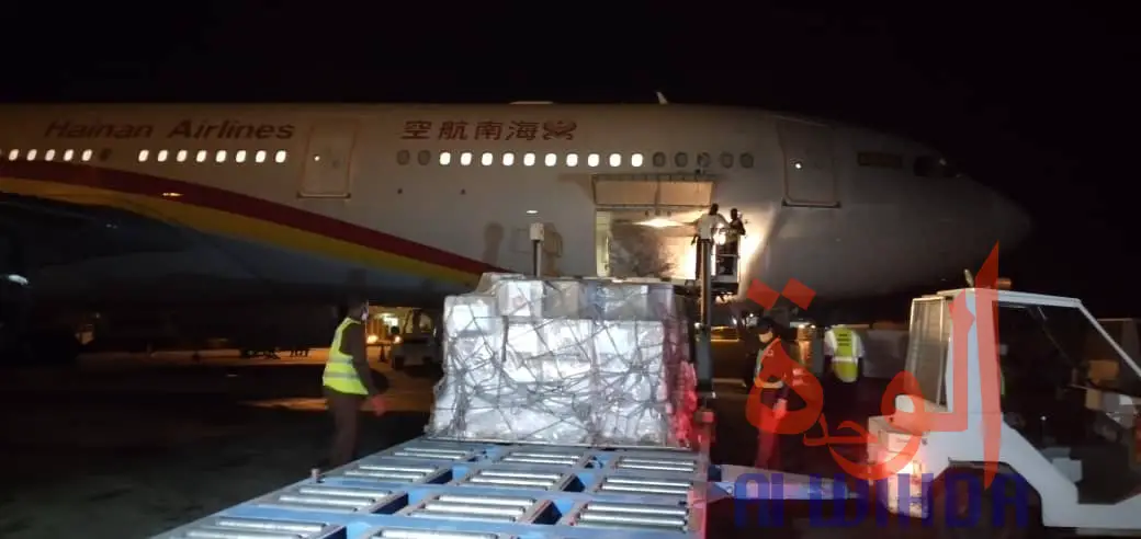 Covid-19 : Le Tchad réceptionne un don de la CNPC à l'aéroport de N'Djamena. © Malick Mahamat/Alwihda Info