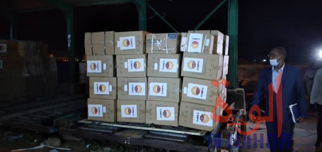 Covid-19 : Le Tchad réceptionne un don de la CNPC à l'aéroport de N'Djamena. © Malick Mahamat/Alwihda Info Covid-19 : Le Tchad réceptionne un don de la CNPC à l'aéroport de N'Djamena. © Malick Mahamat/Alwihda Info