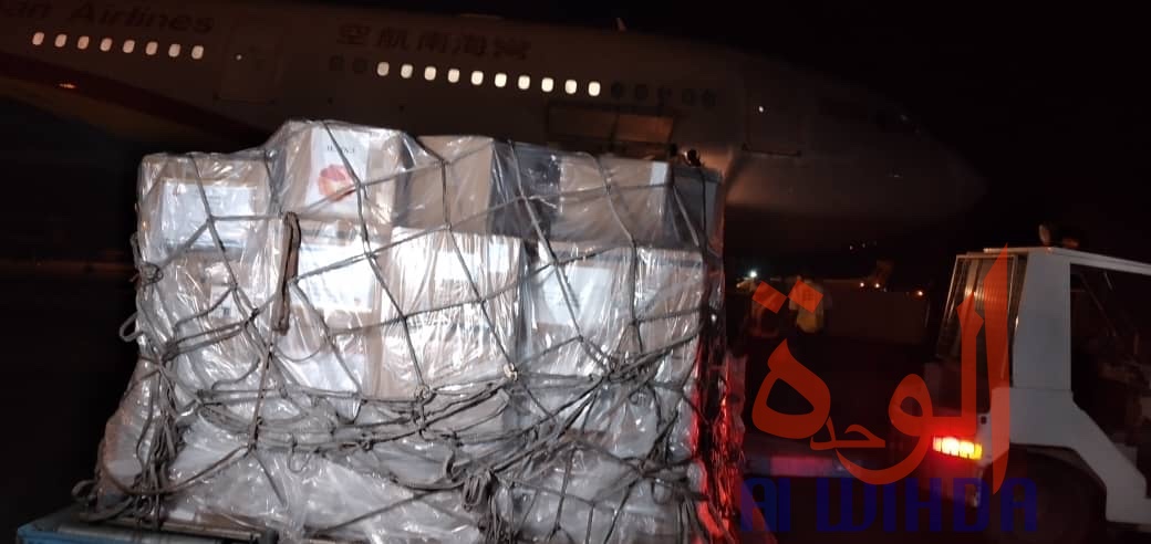 Covid-19 : Le Tchad réceptionne un don de la CNPC à l'aéroport de N'Djamena. © Malick Mahamat/Alwihda Info Covid-19 : Le Tchad réceptionne un don de la CNPC à l'aéroport de N'Djamena. © Malick Mahamat/Alwihda Info