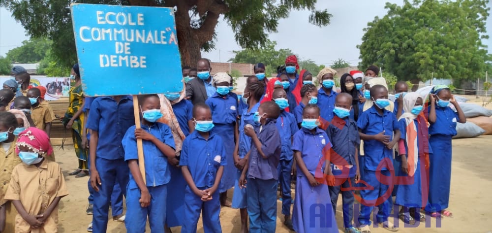 Tchad : la Fondation Grand Coeur remet 23.000 tables-bancs et 37.000 kits scolaires pour la rentrée. © Ben Kadabio/Alwihda Info Tchad : la Fondation Grand Coeur remet 23.000 tables-bancs et 37.000 kits scolaires pour la rentrée. © Ben Kadabio/Alwihda Info