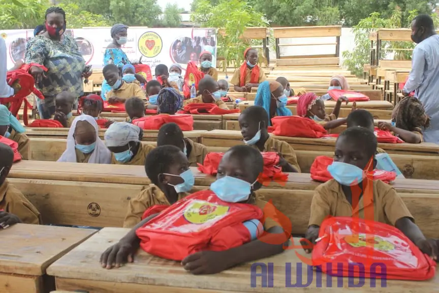 Tchad : la Fondation Grand Coeur remet 23.000 tables-bancs et 37.000 kits scolaires pour la rentrée. © Ben Kadabio/Alwihda Info