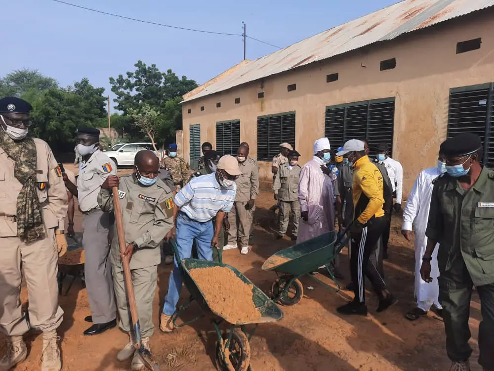 Tchad : ​la Police nationale lance une opération citoyenne de salubrité dans une école. © Djimet Wiche/Alwihda Info