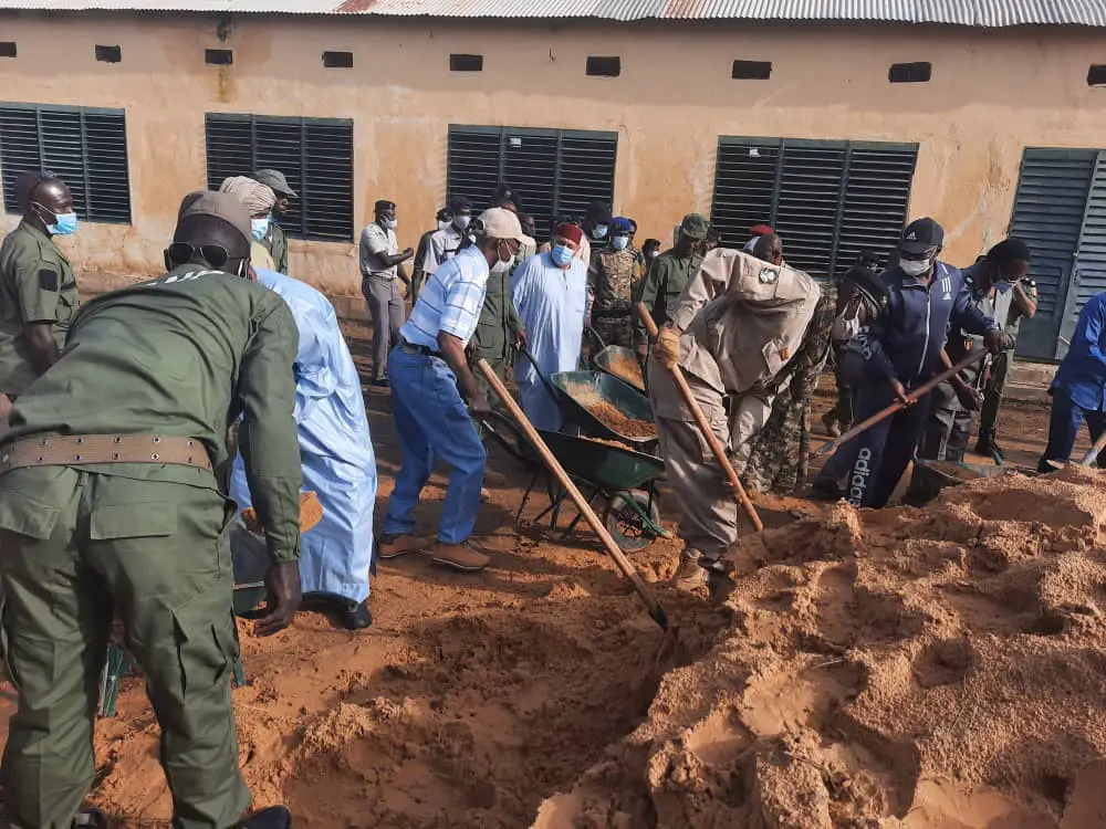 Tchad : ​la Police nationale lance une opération citoyenne de salubrité dans une école. © Djimet Wiche/Alwihda Info