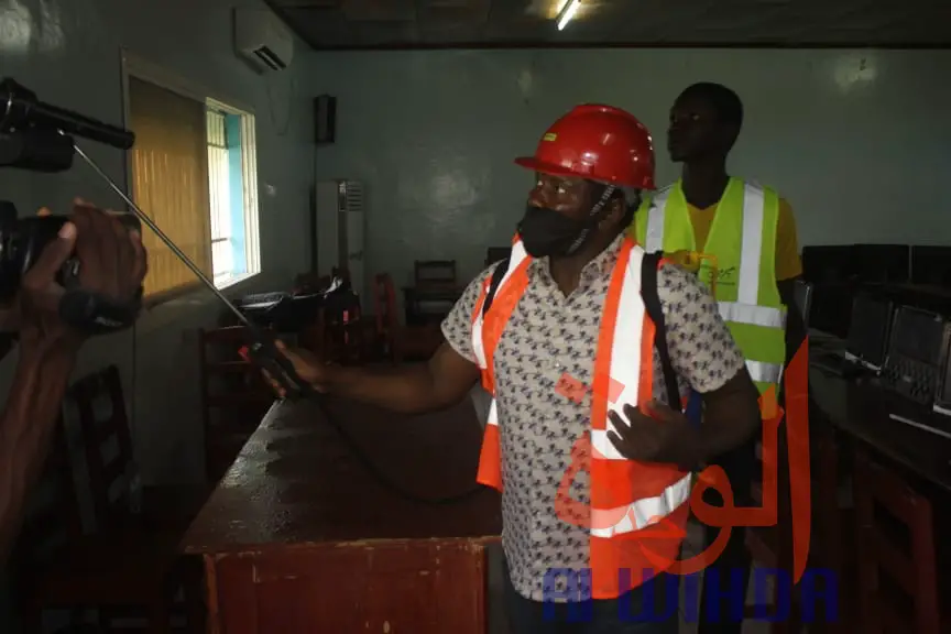 Tchad : des jeunes volontaires nettoient l'université virtuelle pour faciliter la reprise. © Ben Kadabio/Alwihda Info