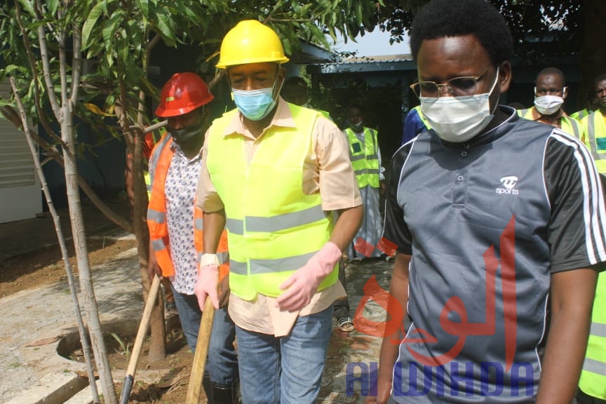 Tchad : des jeunes volontaires nettoient l'université virtuelle pour faciliter la reprise. © Ben Kadabio/Alwihda Info Tchad : des jeunes volontaires nettoient l'université virtuelle pour faciliter la reprise. © Ben Kadabio/Alwihda Info