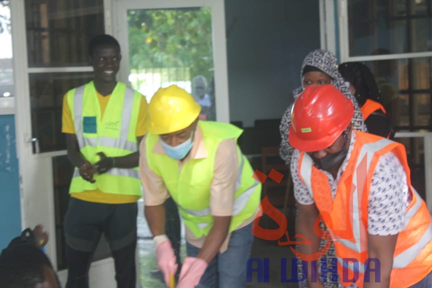Tchad : des jeunes volontaires nettoient l'université virtuelle pour faciliter la reprise. © Ben Kadabio/Alwihda Info Tchad : des jeunes volontaires nettoient l'université virtuelle pour faciliter la reprise. © Ben Kadabio/Alwihda Info