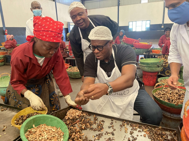 Le rêve de tout banquier du développement : Solomon Quaynor, vice-président de la BAD, relève l’impact social d’un géant agro-industriel afro-centré Le rêve de tout banquier du développement : Solomon Quaynor, vice-président de la BAD, relève l’impact social d’un géant agro-industriel afro-centré