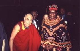 Le Professeur Kapet de BANA et Sa Sainteté, le vénérable DALAI LAMA à Paris en 1998