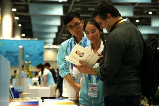 The news center of the G20 Hangzhou Summit begins operation on Sept.1. A foreign journalist is inquiring about the book Xi Jinping: The Governance of China at the booth of the news center. (Jiao Xiang from People’s Daily)