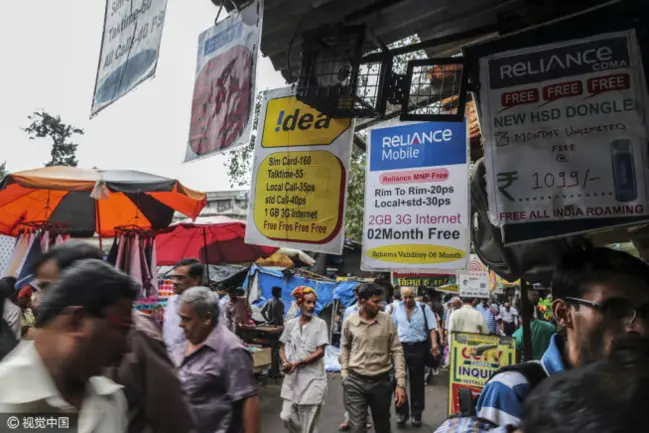 Advertisments for mobile internet services are displayed outside a mobile phone store in Mumbai, India. (CFP)