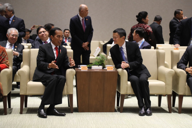 Indonesian President Joko Widodo (left) talks with Alibaba CEO Jack Ma (right). (Photo: Alibaba)