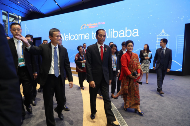 Indonesian President Joko Widodo (center), accompanied by Alibaba CEO Jack Ma (left), visits the Alibaba campus. (Photo: Alibaba)