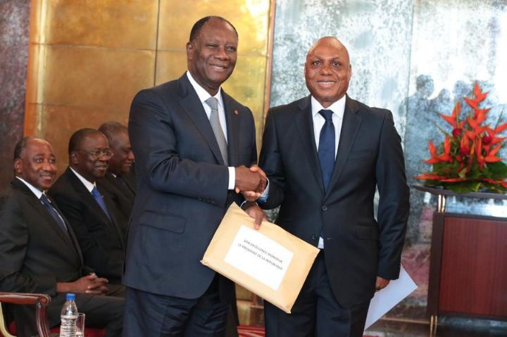 Côte d’Ivoire: Alassane Ouattara reçois l’avant-projet de la nouvelle constitution de la 3e République Côte d’Ivoire: Alassane Ouattara reçois l’avant-projet de la nouvelle constitution de la 3e République