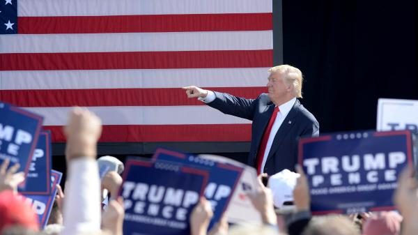 Présidentielle américaine : Donald Trump dénonce une "élection truquée" par des "médias corrompus"