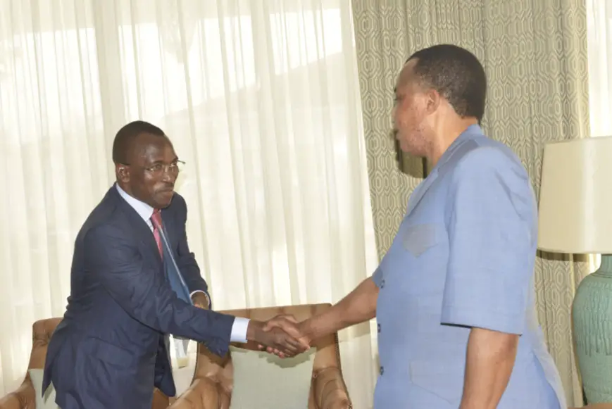 Poignée de Main entre Denis Sassou N'Guesso et Gilbert Bawara