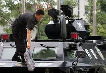 Chine: des milliers de personnes attaquent la police dans le sud Chine: des milliers de personnes attaquent la police dans le sud