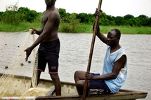 © Henri Della Casa | Pêcheurs sur le lac Tchad. Cette «mer intérieure», qui s’est réduite de 25 000 km2 à seulement 5000, reste très poissonneuse et attire des hommes d’Afrique de l’Ouest notamment.