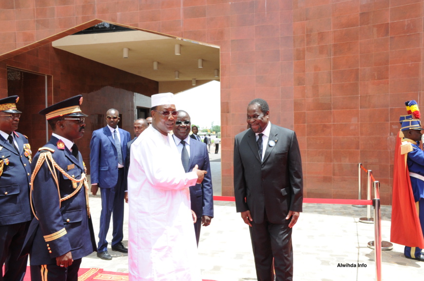 Le Président Idriss Déby (gauche), l'actuel Premier ministre (centre), et Nagoum Yamassoum (droite). Alwihda Info/M.R Le Président Idriss Déby (gauche), l'actuel Premier ministre (centre), et Nagoum Yamassoum (droite). Alwihda Info/M.R
