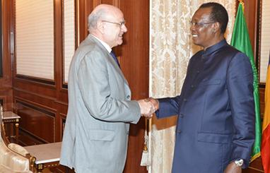Le secrétaire d'Etat chargé du développement et de la francophonie, Jean-Marie Le Guen reçu par Idriss Déby aujourd'hui.