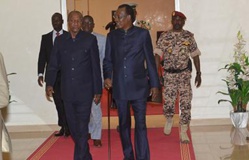 En escale au Tchad, Alpha Condé s'entretient longuement avec Déby à l'aéroport et repart