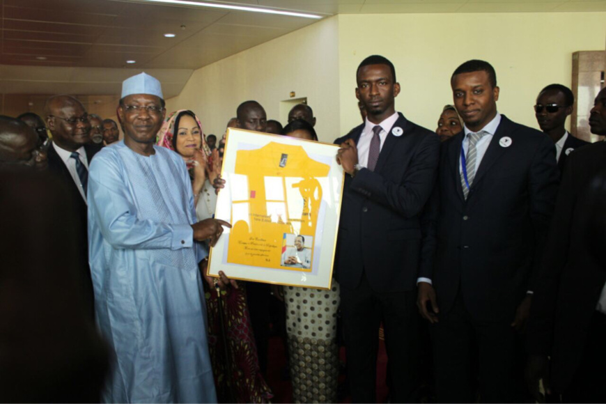 Le Président de la République, Idriss Déby a procédé à l'ouverture du salon internationale de l'étudiant Africain qui se tient actuellement au palais du 15, à N'Djamena. Le Président de la République, Idriss Déby a procédé à l'ouverture du salon internationale de l'étudiant Africain qui se tient actuellement au palais du 15, à N'Djamena.