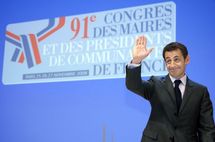 Sarkozy ovationné par les maires, Darcos conspué