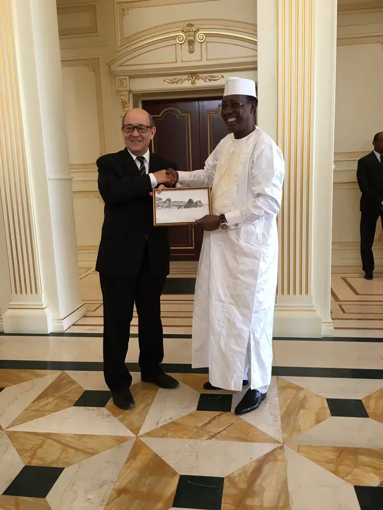 Poignée de main entre le chef de l'Etat tchadien, Idriss Déby (droite) et le ministre français de la Défense, Jean-Yves Le Drian (gauche). Crédits photo : /
