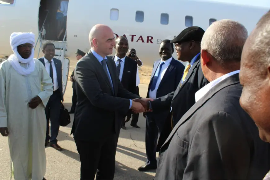 Le Président de la FIFA accueilli à sa descente d'avion au Tchad. Alwihda Info