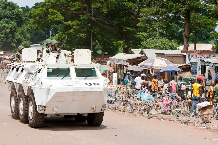 Un véhicule blindé marocain de la Mission multidimensionnelle intégrée des Nations Unies pour la stabilisation en République centrafricaine (MINUSCA). Crédits : MINUSCA