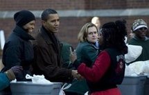 Obama distribue de la nourriture aux pauvres dans une église de Chicago.