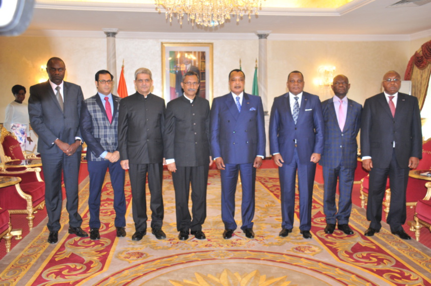 Photo de famille des ambassadeurs accrédités (à gauche) Photo de famille des ambassadeurs accrédités (à gauche)